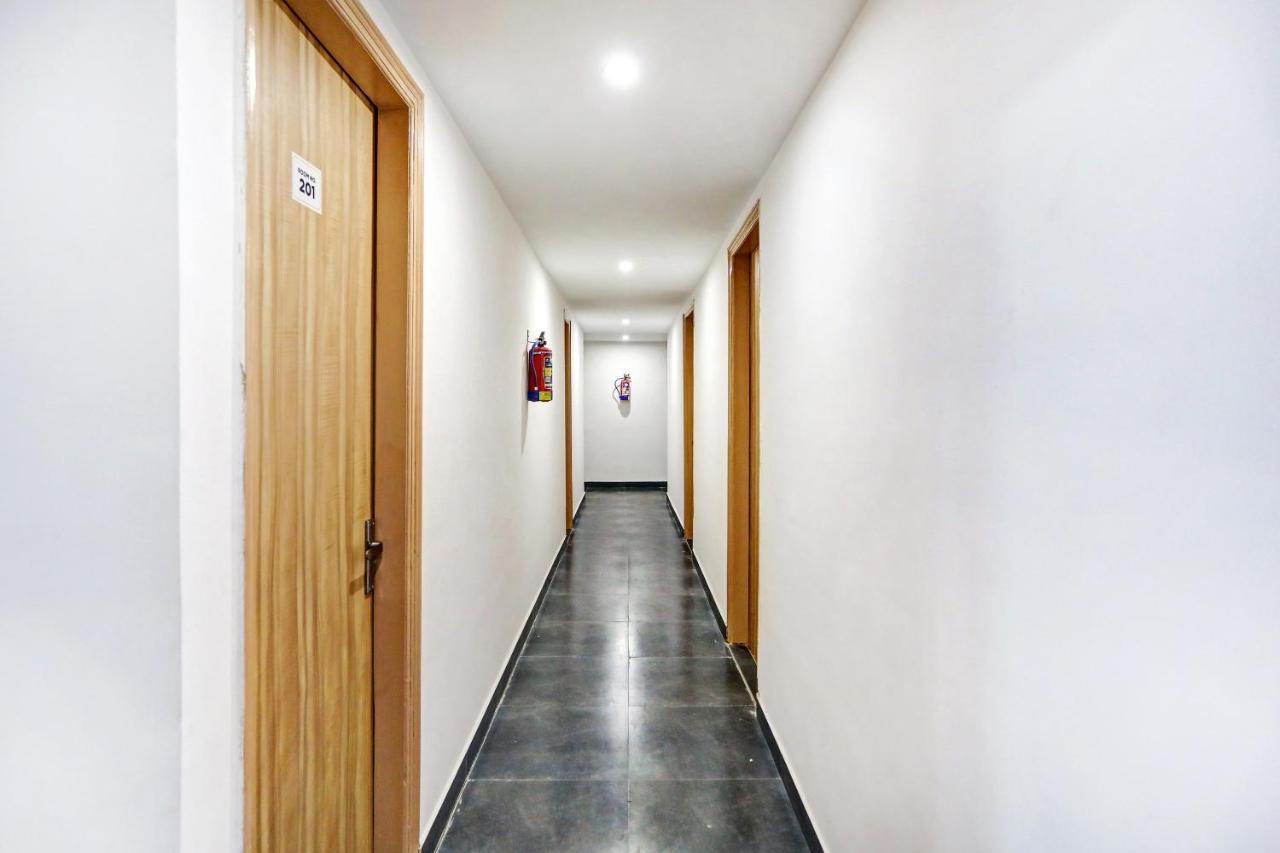 Oyo 81641 Collection O Hotel A1 Residency Нью-Дели Экстерьер фото