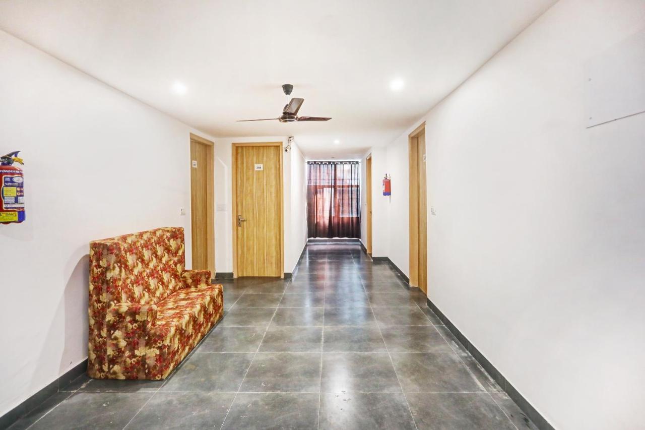 Oyo 81641 Collection O Hotel A1 Residency Нью-Дели Экстерьер фото
